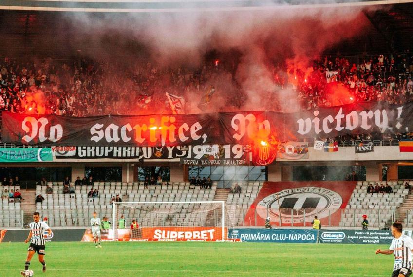 „Șepcile Roșii” vor să creeze o atmosferă incendiară la barajul cu Dinamo / Sursă foto: Facebook@ Universitatea Cluj