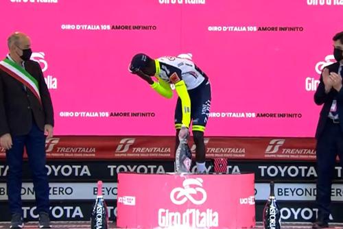 Biniam Girmay (22 de ani), ciclistul eritreean al echipei Intermarche-Wanty-Gobert, a câștigat etapa cu numărul 10 din Turul Italiei. Ghirmay devine primul sportiv african de culoare care se impune într-o etapă de Mare Tur.