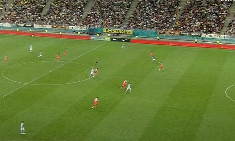 Apărarea FCSB la golul 2 al Voluntariului (foto: captură TV Prima Sport) Naivitatea, de fapt acesta e subiectul!