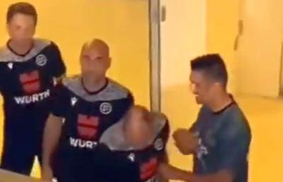 Imaginile cu arbitrul Lahoz și Casemiro au devenit virale: „O rușine pentru arbitrajul spaniol! D-asta nu i-a dat niciodată cartonaș roșu!”