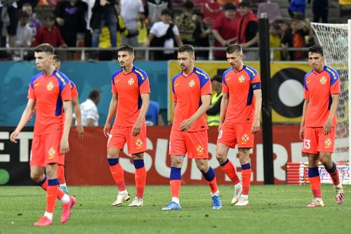Gigi Becali, finanțatorul celor de la FCSB, a declarat că fundașii centrali Paulo Vinicius (36 de ani) și Andrei Miron (27 de ani) vor părăsi formația în vară.