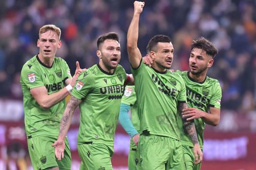 Fanii lui Dinamo au strâns 40.000 de euro primă pentru jucătorii lui Uhrin
Foto: Imago