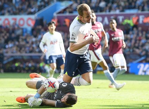 Harry Kane într-un duel cu Emiliano Martinez, foto: Guliver/gettyimages