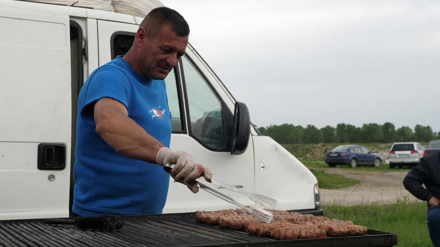 Grătarul a sfârâit pe toată durata meciului din Mărcești Talpan, rezolv-o p-asta! Doi antrenori s-au certat și fiecare și-a înființat echipa lui: „Jandarmeria a venit doar ca să nu li se urce băutura la cap”