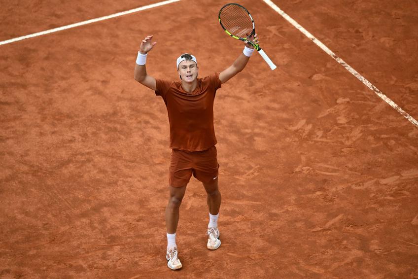 Danezul Holger Rune (20 de ani, 7 ATP) l-a învins pe Novak Djokovic (35 de ani, 1 ATP), scor 6-2, 4-6, 6-2, și s-a calificat în semifinalele turneului de la Roma.