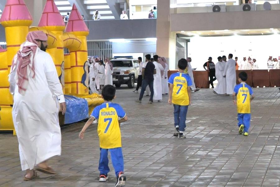 Ronaldo se vinde » Cum arată un meci al lui CR7 în Arabia: străzi blocate, zâmbete sub niqab, Messi și SIUUUUU!