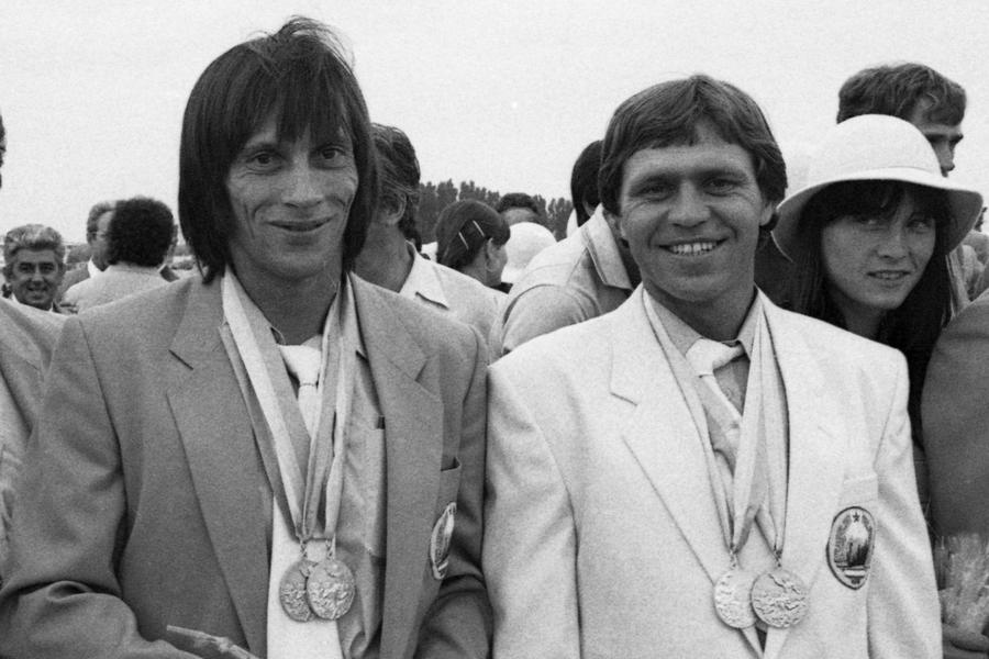 Ivan Patzaichin și Toma Simionov la revenirea în România după Jocurile Olimpice din 1984 Interviu emoționant cu fostul mare canoist Toma Simionov: „În fiecare dimineață beau cafeaua în foișor și-mi dau lacrimile când mă uit la poza cu Ivan Patzaichin!”