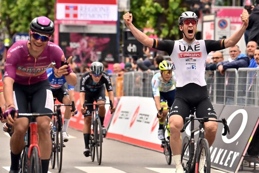 Pascal Ackerman sărbătorind victoria de etapă Foto Imago Cinci noi cazuri de Covid-19 în Il Giro » Fostul lider Evenpoel ieșise și el din cursă după ce a testat pozitiv