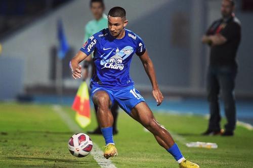 Faiq Bolkiah (25 de ani), cel mai bogat fotbalist din lume, cu o avere estimată la 20 de miliarde de dolari, a rămas fără echipă după despărțirea de gruparea thailandeză FC Chonburi.
Foto: Instagram @fjefrib