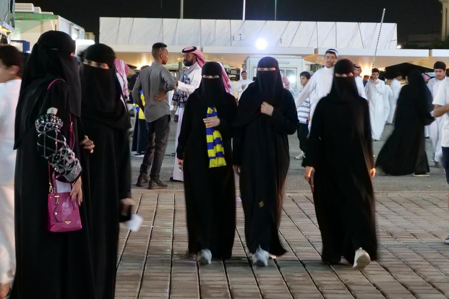 Ronaldo se vinde » Cum arată un meci al lui CR7 în Arabia: străzi blocate, zâmbete sub niqab, Messi și SIUUUUU!