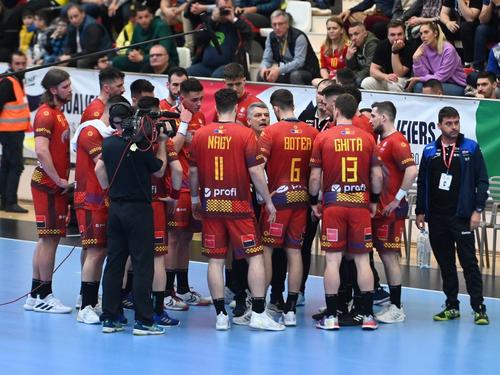 Echipa României la un time-out cu antrenorul Xavi Pascual în centru FOTO Imago