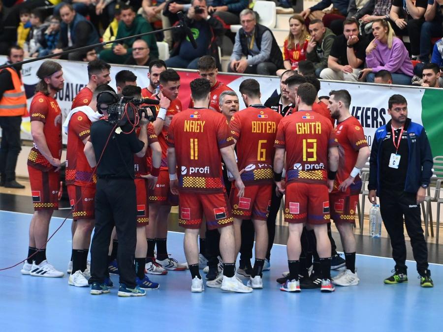 Echipa României la un time-out cu antrenorul Xavi Pascual în centru FOTO Imago România debutează AZI la Campionatul European, după 28 de ani de absență » Coordonatorul Andrei Drăgan este realist: „Sincopele care apar în timpul partidelor ne demoralizează puțin”