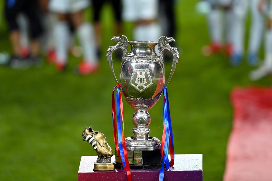 Prezentarea trofeului pe care-l va primi Farul/FCSB » Numele campioanei, gravat în timp real