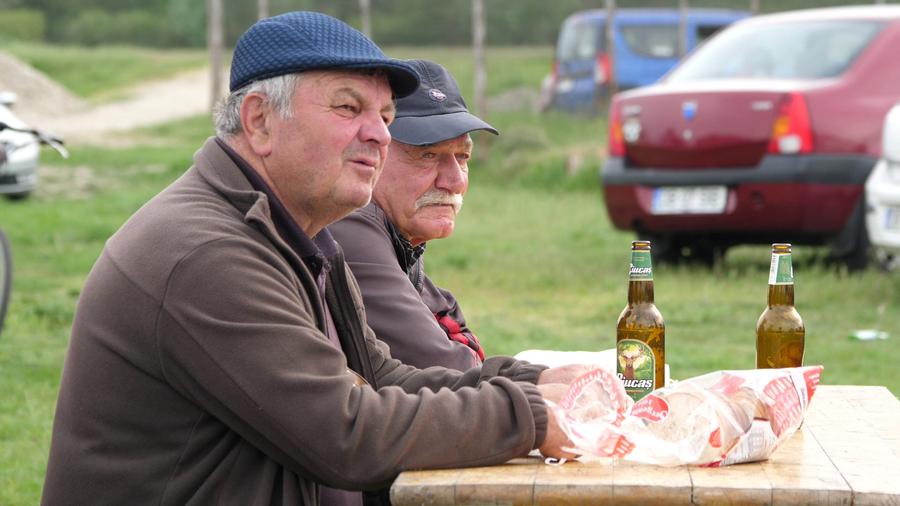 Oamenii au făcut avancronica meciului la teresa improvizată Talpan, rezolv-o p-asta! Doi antrenori s-au certat și fiecare și-a înființat echipa lui: „Jandarmeria a venit doar ca să nu li se urce băutura la cap”