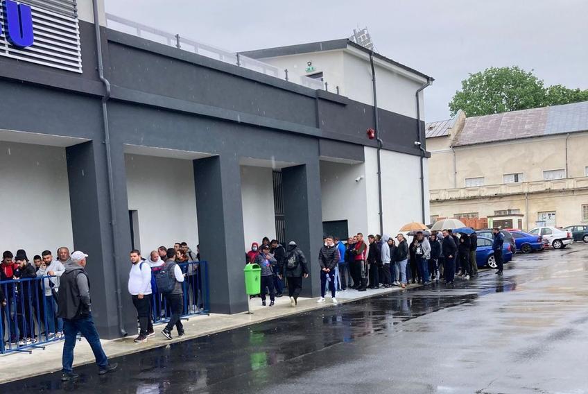 Oamenii au luat cu asalt aplicația de vânzare a biletelor online pentru meciul Chindia - FC Voluntari, de vineri, ora 20:00, dar și casele de bilete ale noului stadion, care se redeschide după 4 ani de așteptare