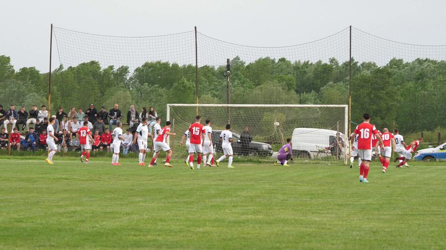 Gol superb reușit de Gloria Bucșani la câteva minute de la start Talpan, rezolv-o p-asta! Doi antrenori s-au certat și fiecare și-a înființat echipa lui: „Jandarmeria a venit doar ca să nu li se urce băutura la cap”