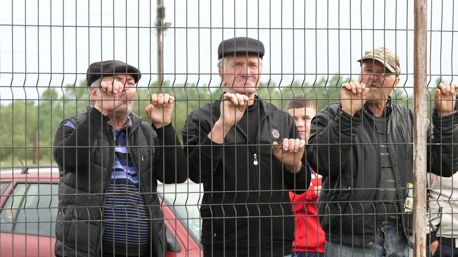 Sătenii au făcut galerie din spatele gardurilor, obligatorii la Liga 4 Talpan, rezolv-o p-asta! Doi antrenori s-au certat și fiecare și-a înființat echipa lui: „Jandarmeria a venit doar ca să nu li se urce băutura la cap”