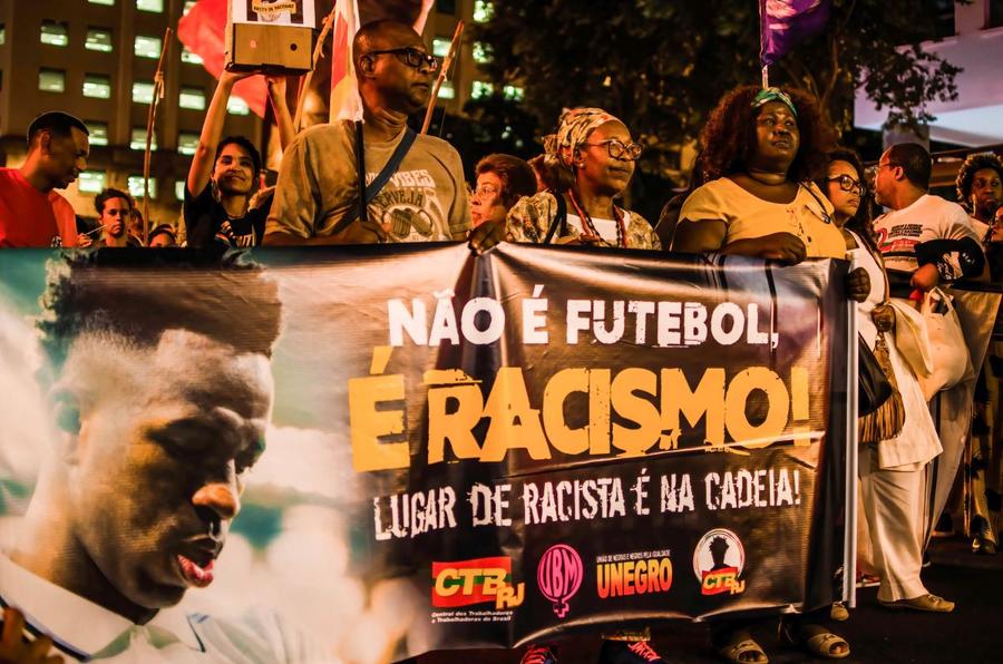 Manifestări de susținere a lui Vinicius Junior s-au derulat și în Brazilia / Foto: Imago Decizie MAJORĂ luată astăzi la Congresul FIFA pentru stoparea rasismului pe stadioane. Ce vor trebui să facă jucătorii care se simt abuzati și ce sancțiune capitală ar putea fi aplicată!