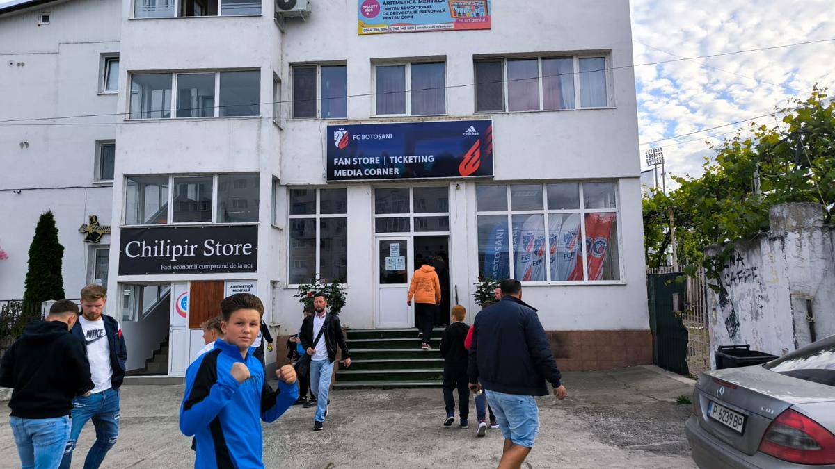 Ce apare pe fundal în fotografia postată de Iftime și Andone, imediat după triumful cu Mioveni
