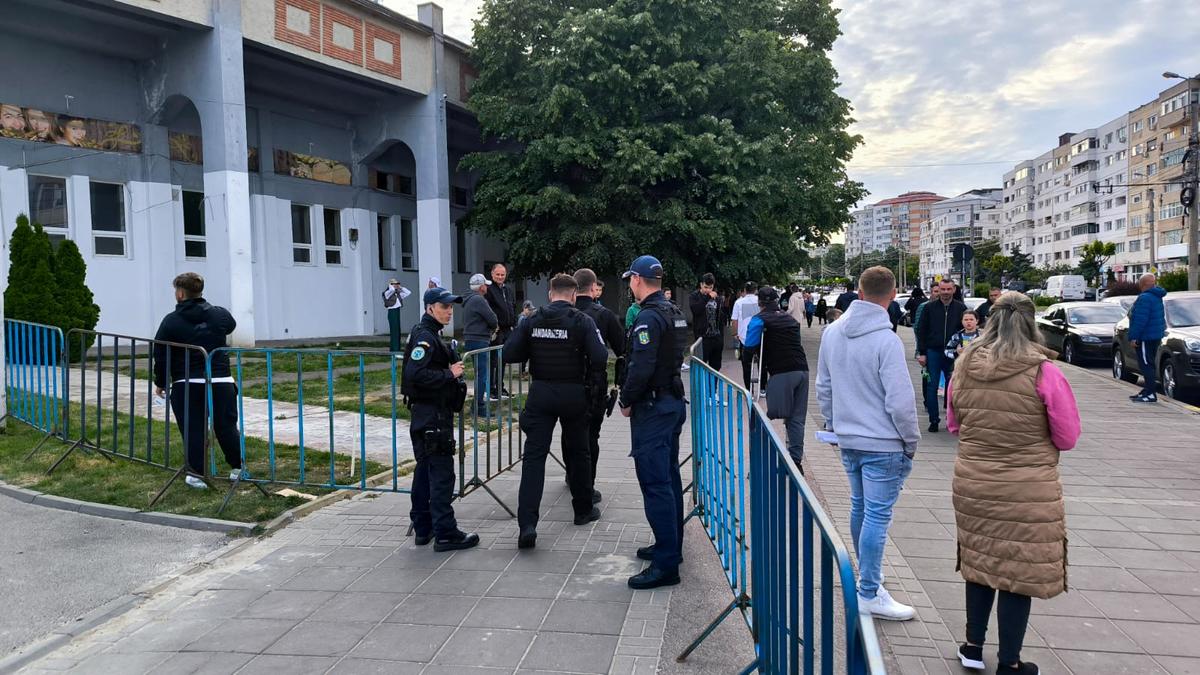 Ce apare pe fundal în fotografia postată de Iftime și Andone, imediat după triumful cu Mioveni