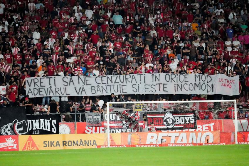 Banner al suporterilor arădeni. Sursă foto: IMAGO
