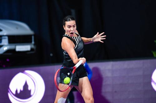 Gabriela Ruse (26 de ani, locul 148 WTA) a învins-o în două seturi, scor 6-1 și 6-2, pe Alize Cornet (34 de ani, locul 99 WTA), în „sferturile de la Trophee Clarins.