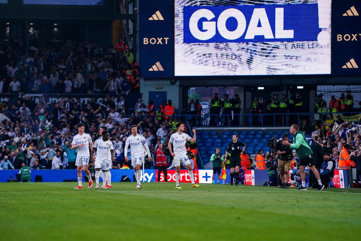 Nebunie în Anglia » Leeds și-a distrus adversara și e la un meci de revenirea în Premier League