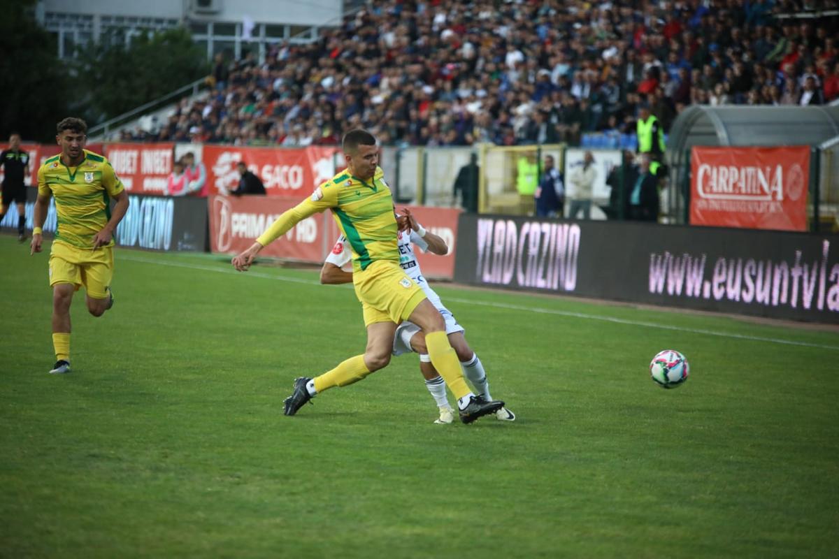 Ce apare pe fundal în fotografia postată de Iftime și Andone, imediat după triumful cu Mioveni