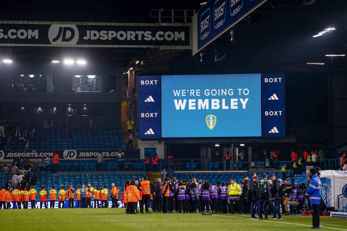 Nebunie în Anglia » Leeds și-a distrus adversara și e la un meci de revenirea în Premier League
