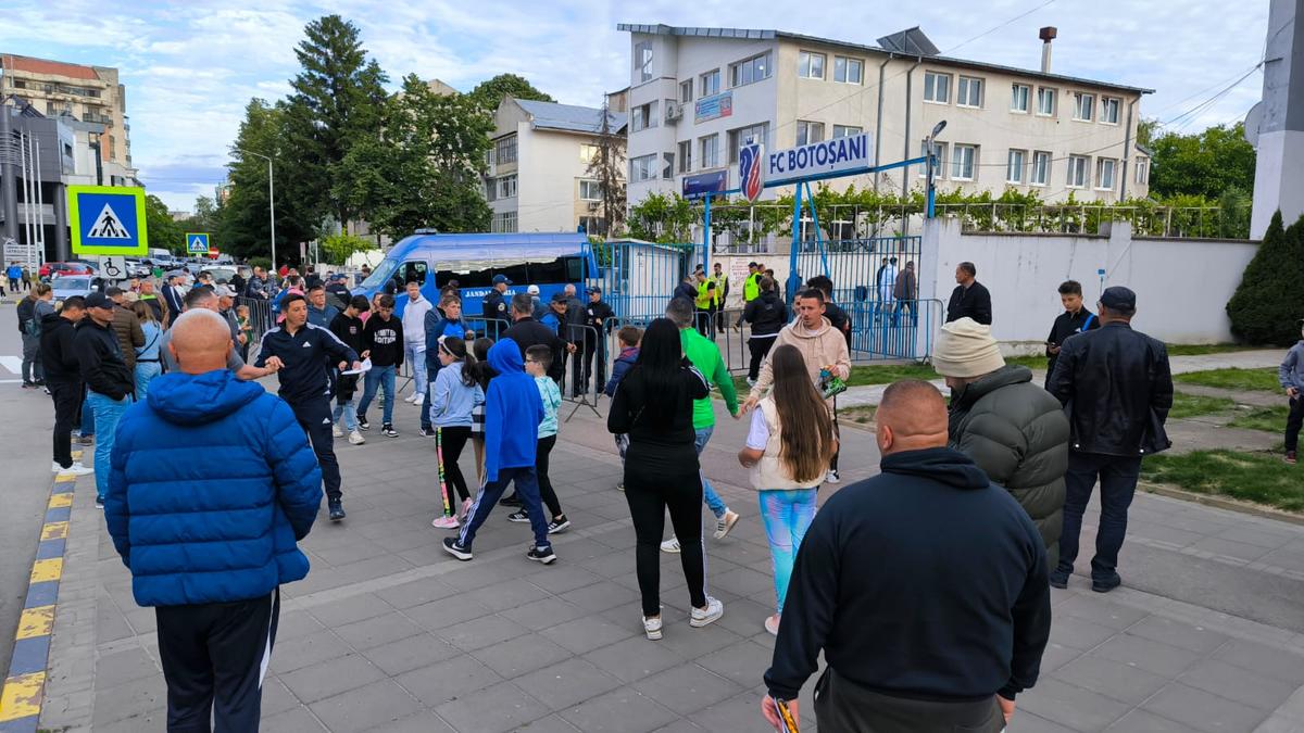 Ce apare pe fundal în fotografia postată de Iftime și Andone, imediat după triumful cu Mioveni