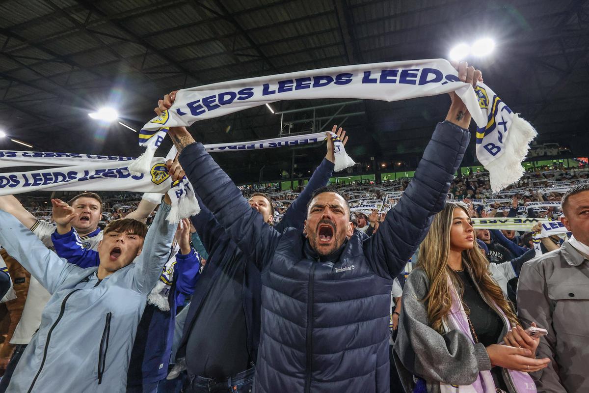 Nebunie în Anglia » Leeds și-a distrus adversara și e la un meci de revenirea în Premier League
