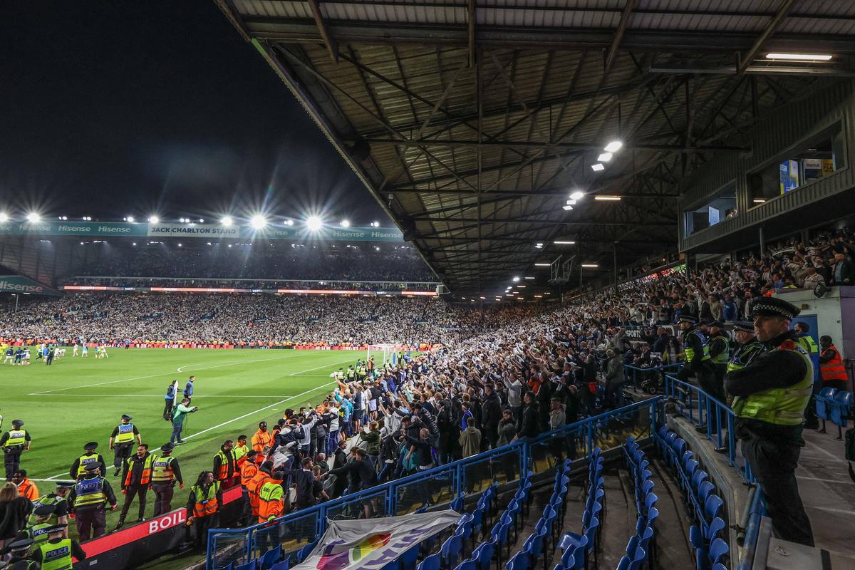 Nebunie în Anglia » Leeds și-a distrus adversara și e la un meci de revenirea în Premier League