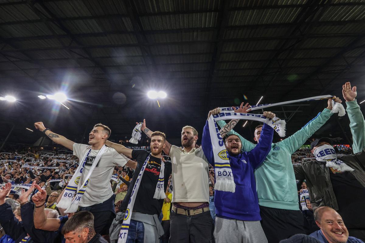 Nebunie în Anglia » Leeds și-a distrus adversara și e la un meci de revenirea în Premier League