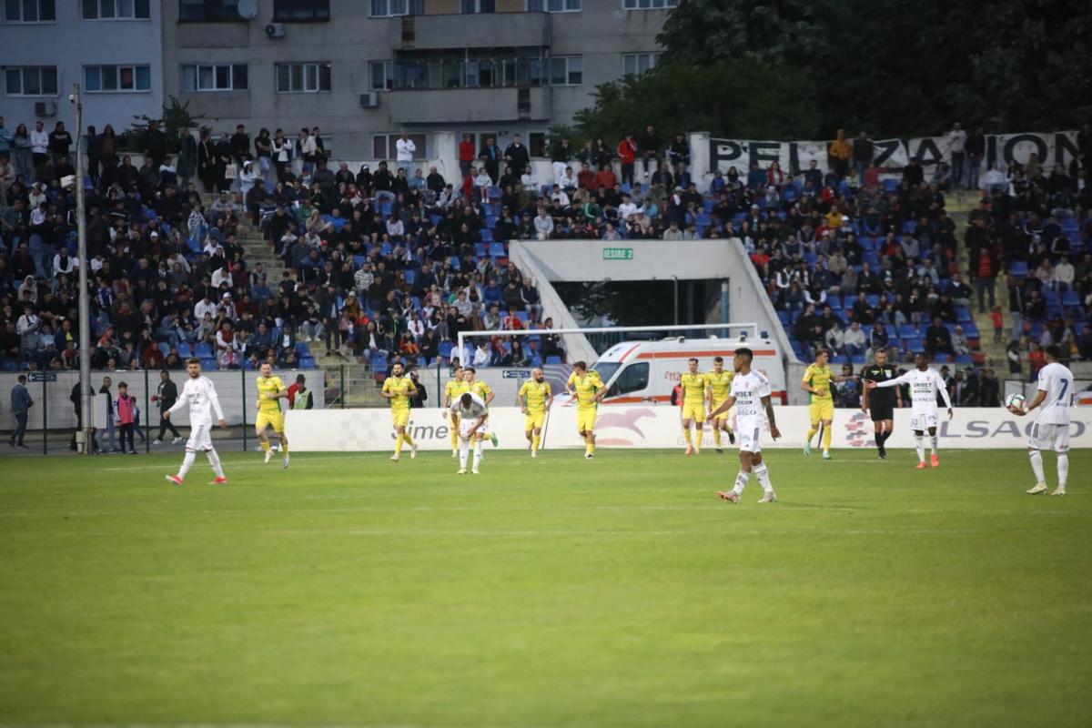 Ce apare pe fundal în fotografia postată de Iftime și Andone, imediat după triumful cu Mioveni