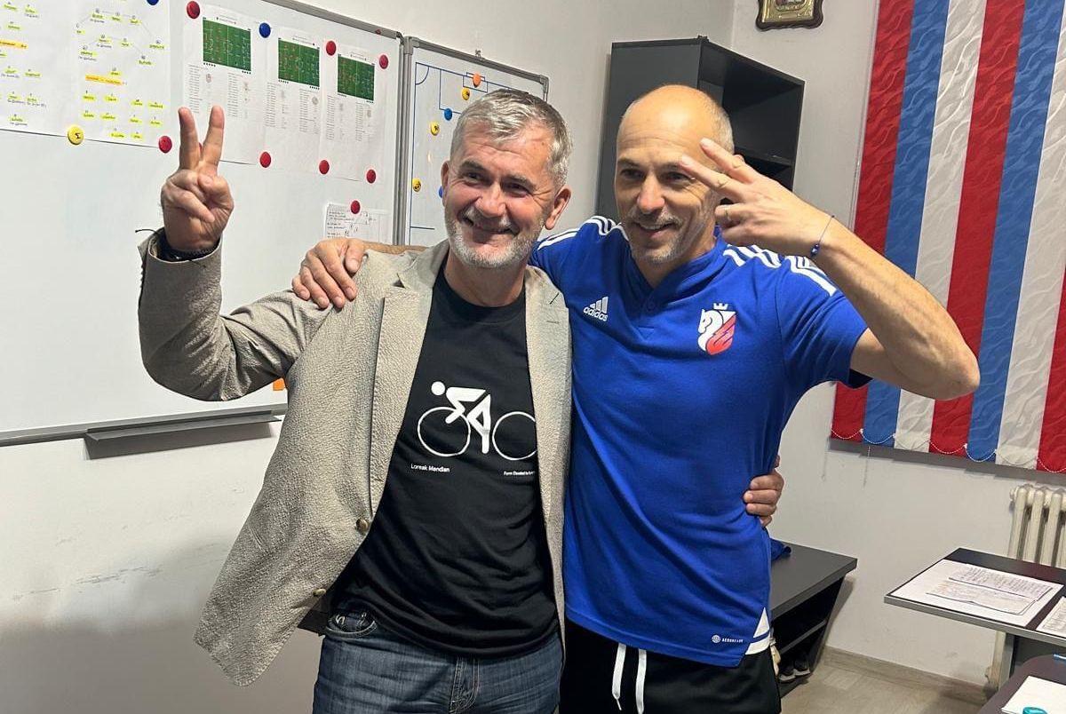 Ce apare pe fundal în fotografia postată de Iftime și Andone, imediat după triumful cu Mioveni