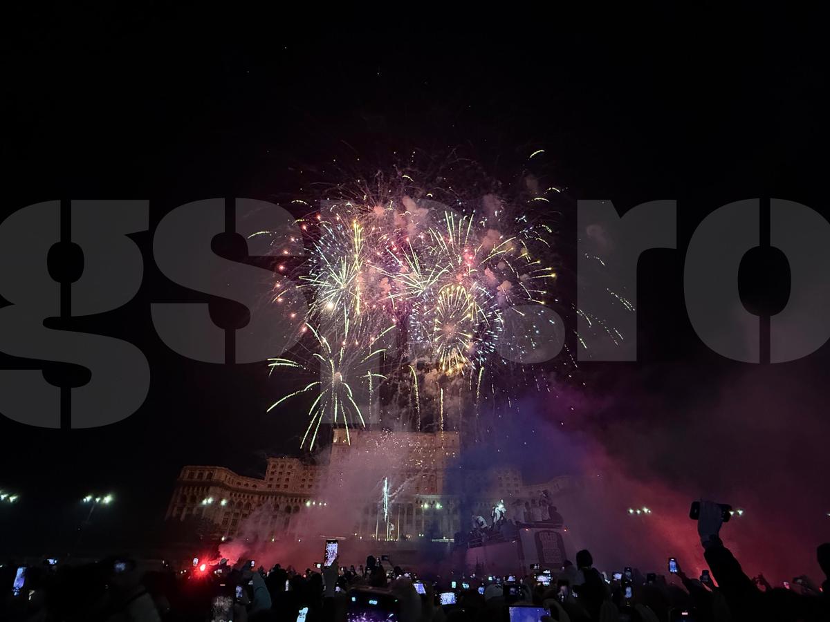 FCSB, torțe și artificii în Piața Constituției