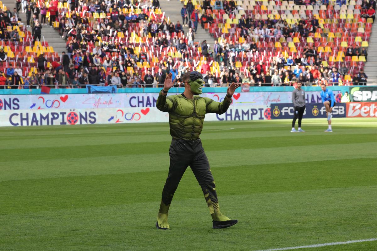 Jucătorii FCSB au venit deghizați în personaje din desenele animate, imagini de pe gazon