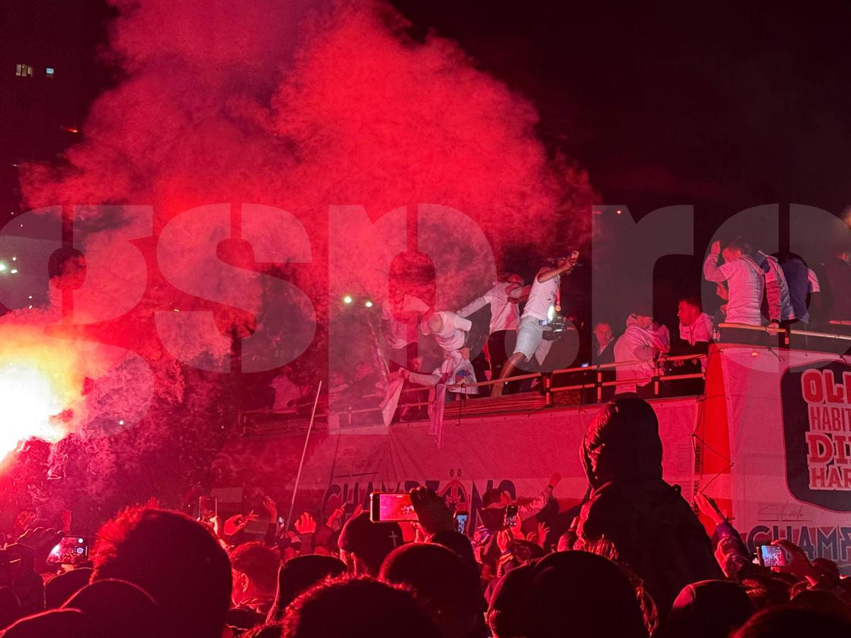 FCSB, torțe și artificii în Piața Constituției