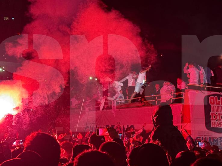 Petrecere și foc de artificii în Piața Constituției. FCSB, campioană Superligă 2024-2025. Foto: Sergiu Alexandru (GSP.RO)