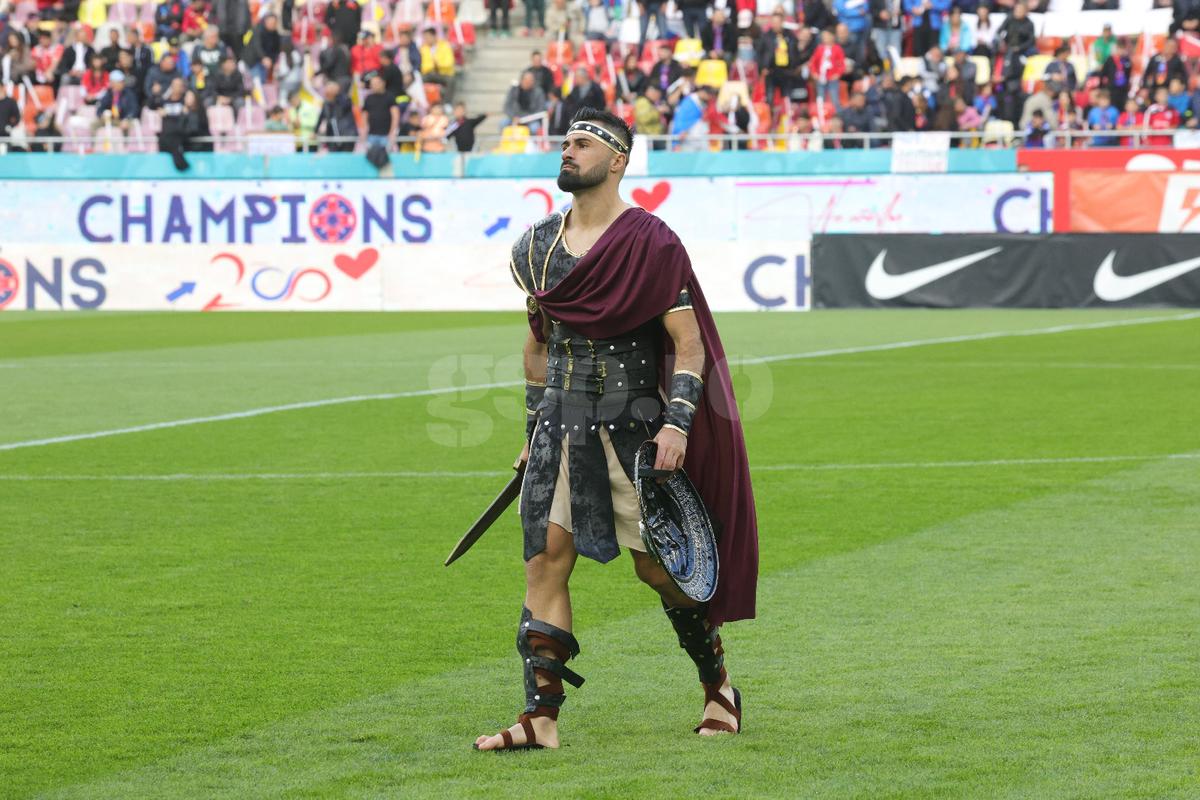 Jucătorii de la FCSB deghizați pe gazon/ foto: Ionuț Iordache GSP