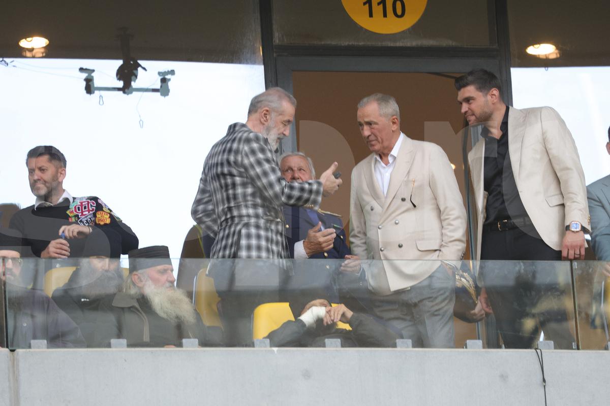 Imagini tari din loja FCSB » Interacțiune specială între Gigi Becali și copilașul lui Dawa