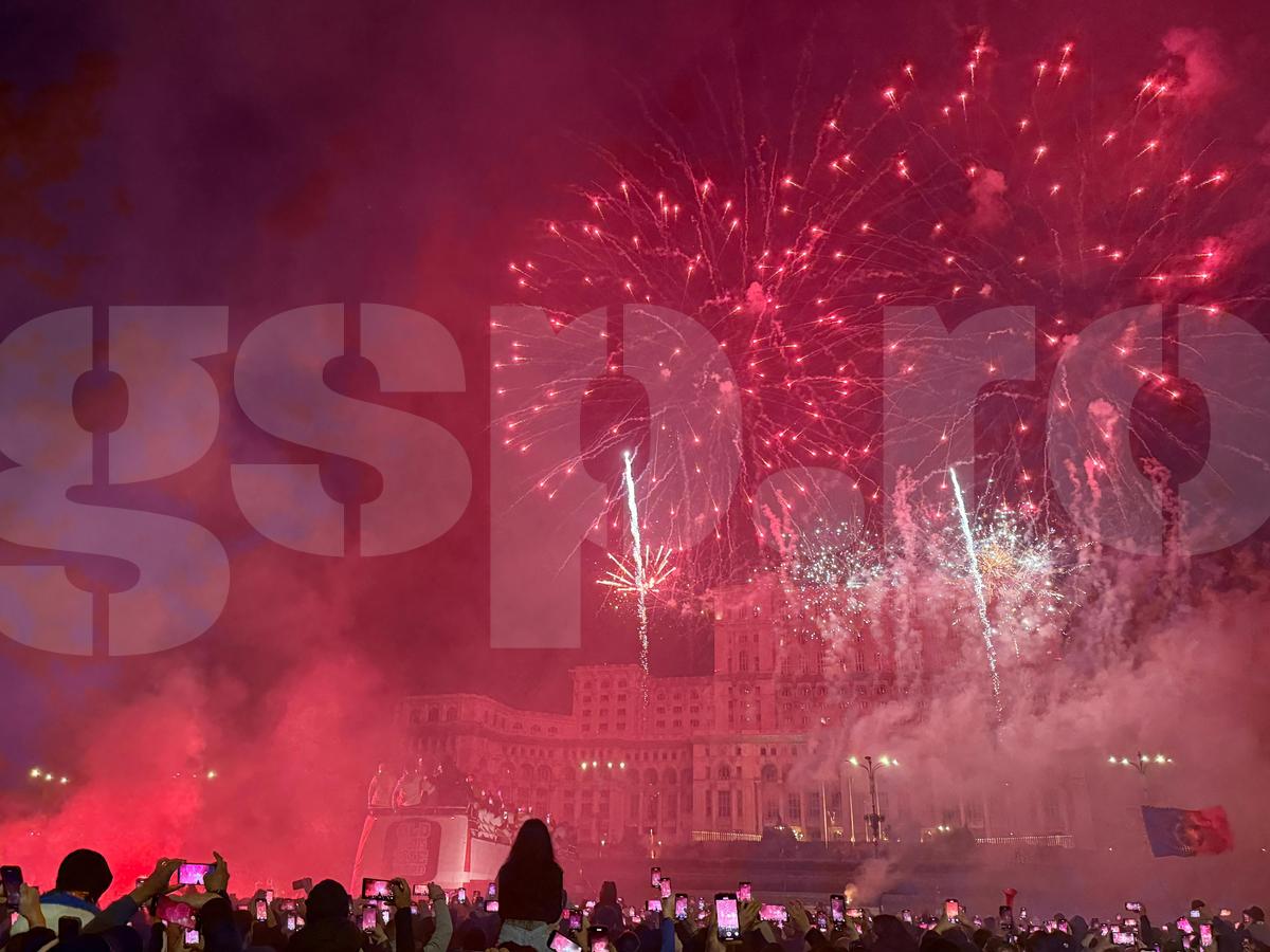 FCSB, torțe și artificii în Piața Constituției