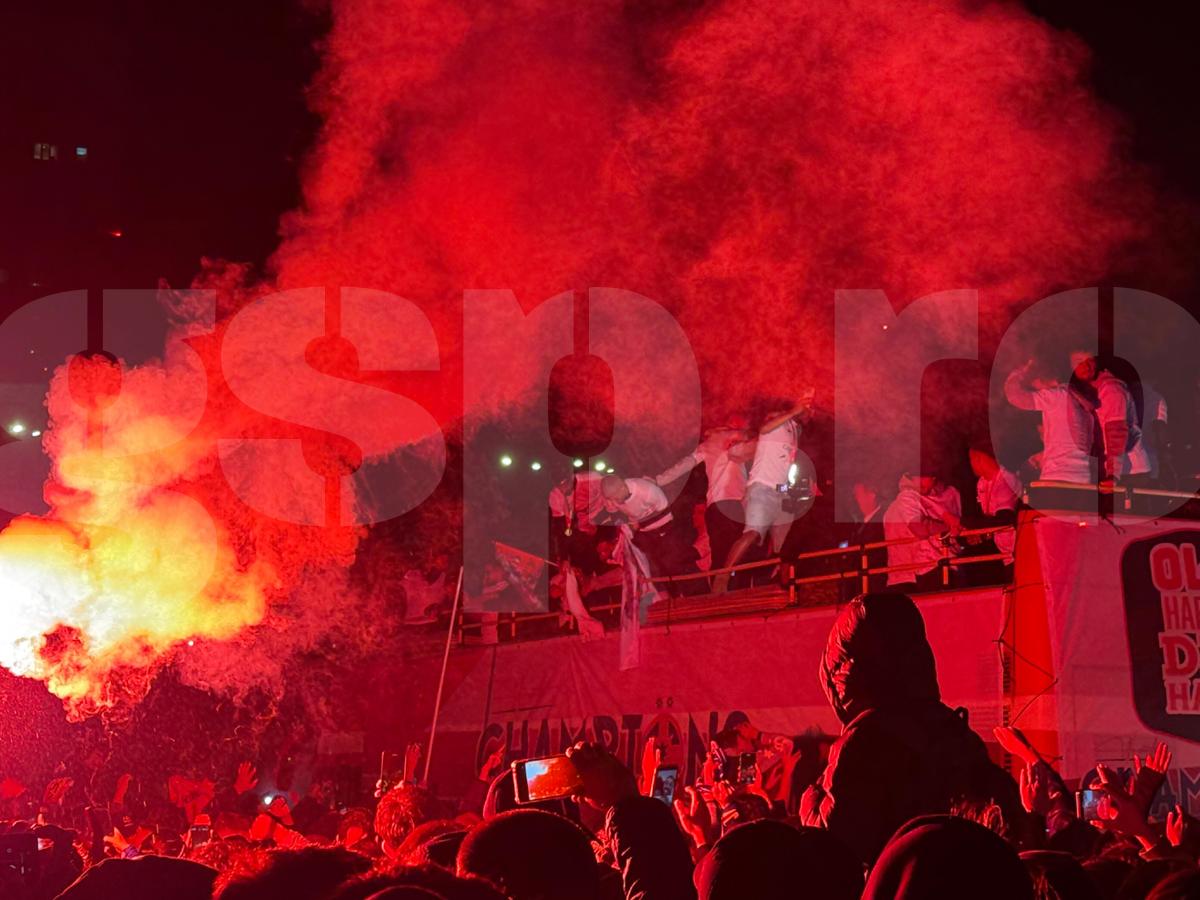 FCSB, torțe și artificii în Piața Constituției