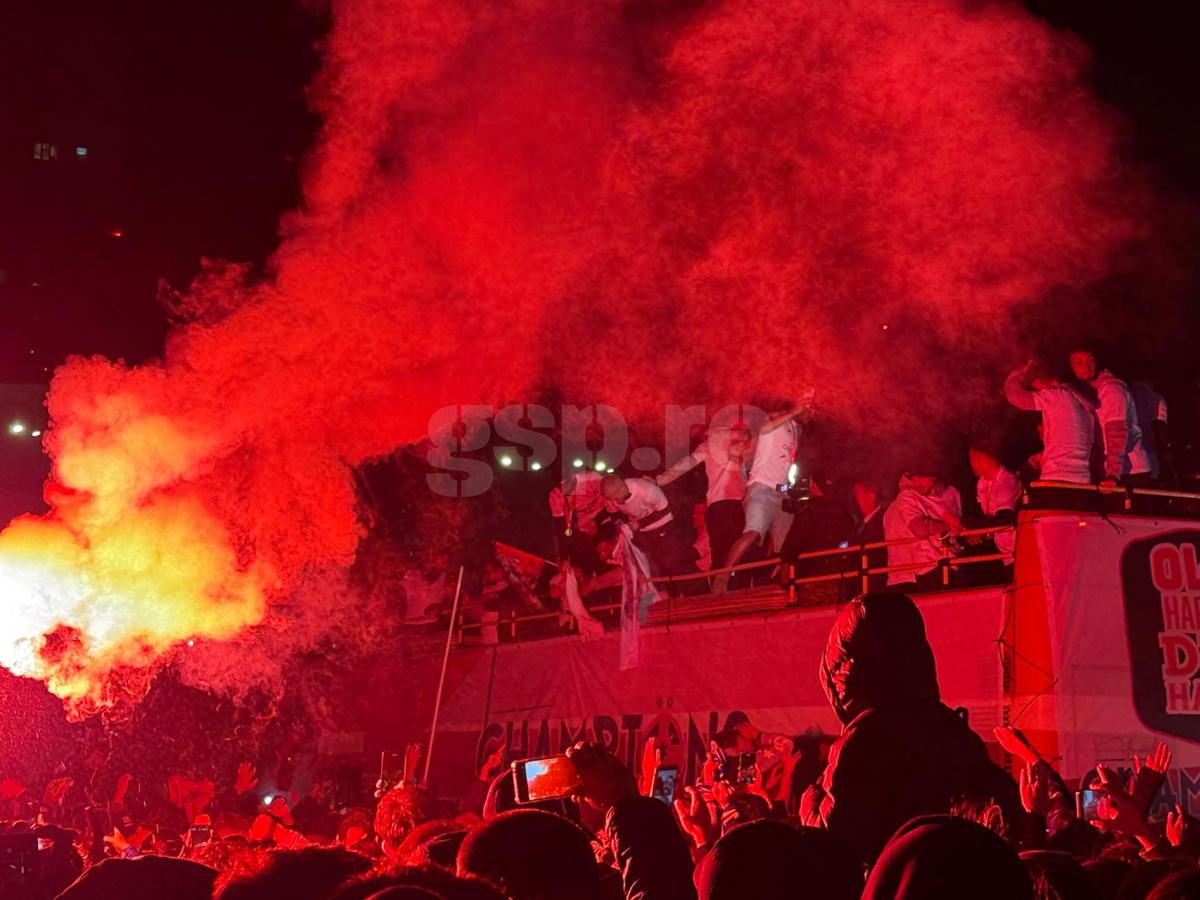 FCSB, torțe și artificii în Piața Constituției