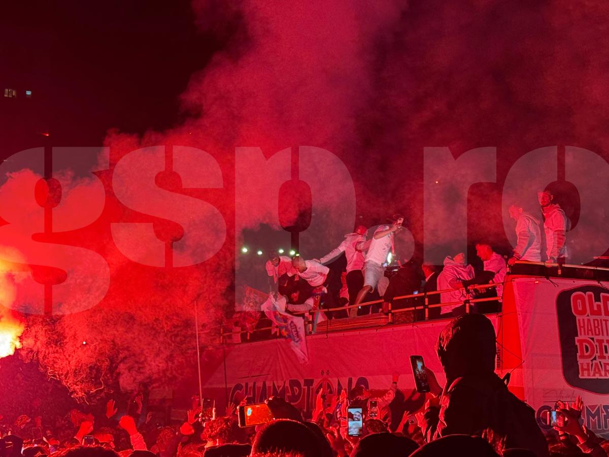 FCSB, torțe și artificii în Piața Constituției