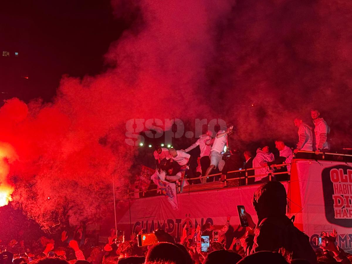 FCSB, torțe și artificii în Piața Constituției