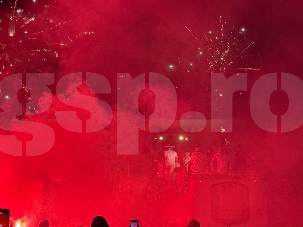 FCSB, torțe și artificii în Piața Constituției