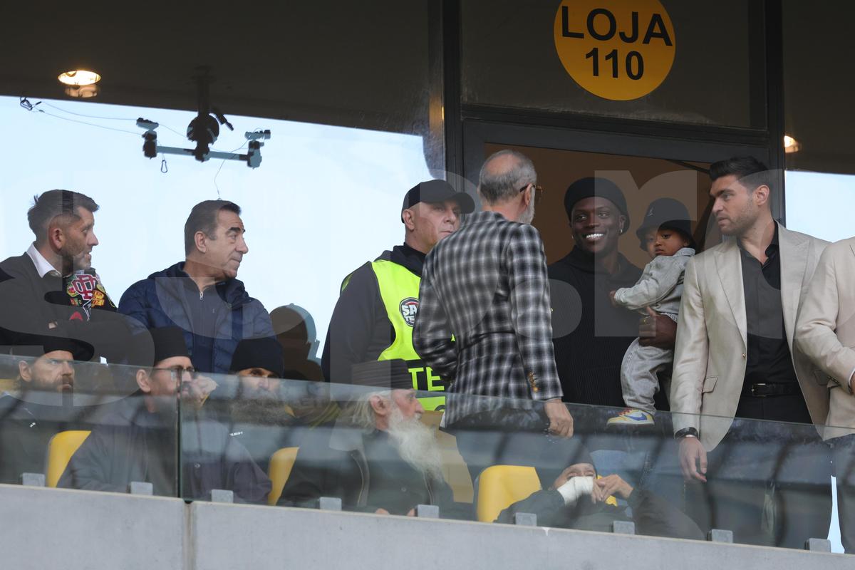 Imagini tari din loja FCSB » Interacțiune specială între Gigi Becali și copilașul lui Dawa