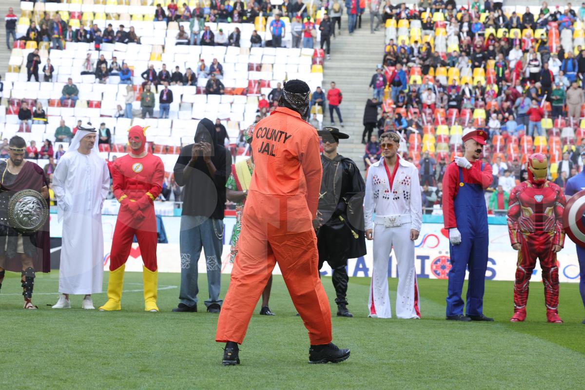Campionii de la FCSB au venit deghizați în supereroi, iar Ilie Dumitrescu și-a ales costumația favorită: „Numărul 1 de departe!”