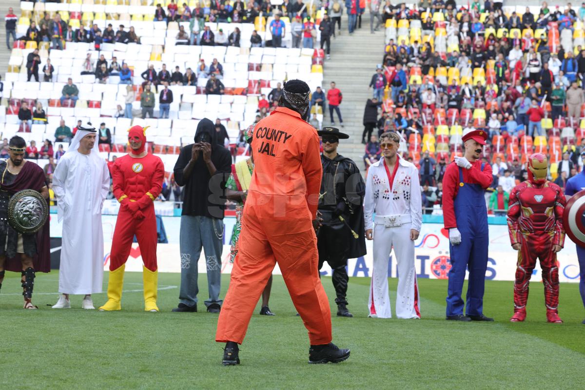 Jucătorii de la FCSB deghizați pe gazon/ foto: Ionuț Iordache GSP
